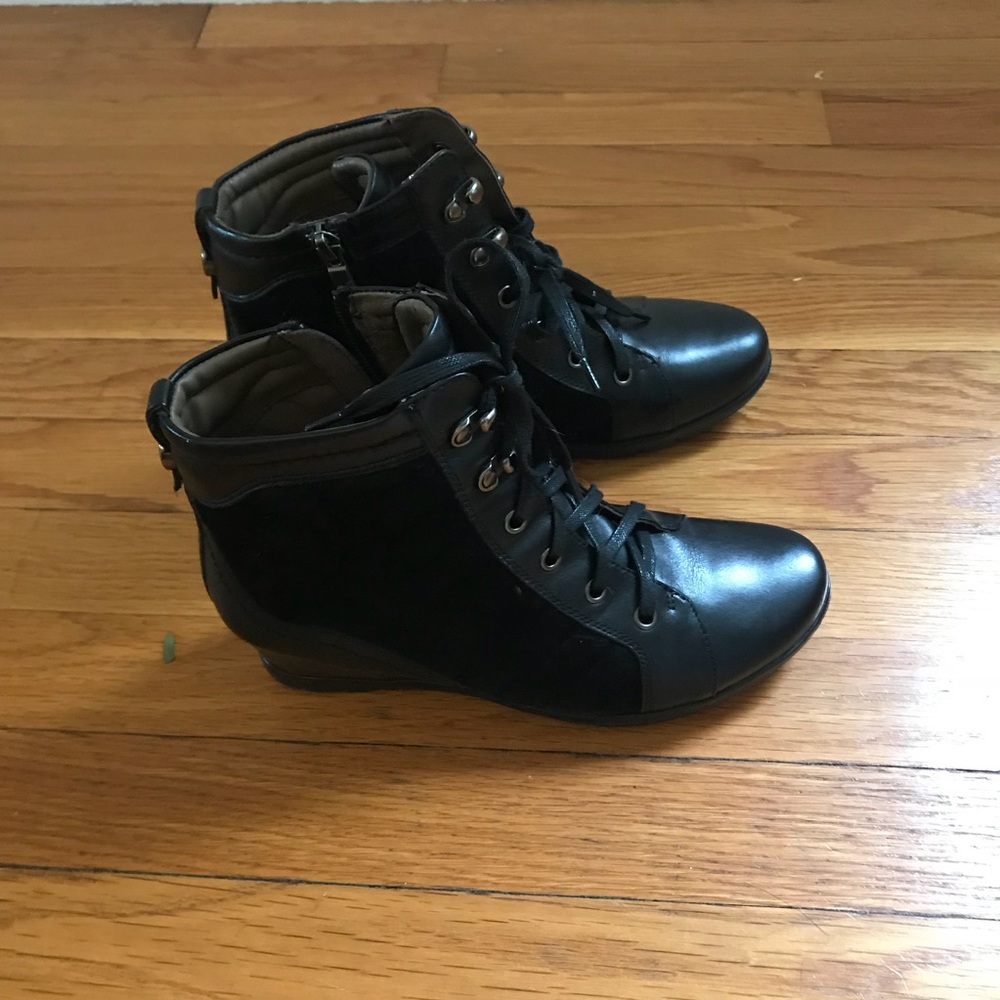 Earthies heeled leather booties 7.5